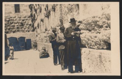 הכותל - תצלום ריל פוטו של מתפללים בכותל, תקופה מוקדמת, עוד מהימים שנשים וגברים התפללו יחדיו