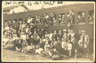 רכבת העמק - תצלום קבוצתי של צעירים יהודיים בתחנת הרכבת תל שמאם (כפר יהושע), במסגרת טיול לג'ודה 