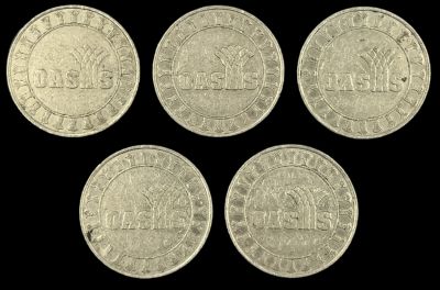 לוט 5 טוקנים נדירים של קזינו אואסיס ביריחו. הקזינו פעל תקופה קצרה ביותר בין ספטמבר 1998 