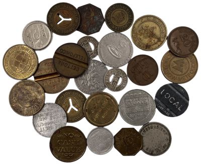 לוט של 25 טוקנים מהעולם, כולל: אסימוני רכבת תחתית, אסימוני טלפון, אסימוני קזינו, אסימוני משחק 