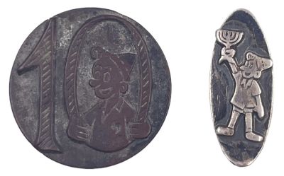 לוט 2 סיכות שרוליק, אחת עשור למדינה והשניה - שרוליק מניף חנוכיה, עשויה כסף. בשתיהן חסרה הסיכה מאחור