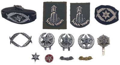 לוט 12 פריטי משטרה כולל: שעון דרגת נגד רב סמל ראשון, פאץ' דרגה רקום רב סמל ראשון, דרגת מתכת רב 