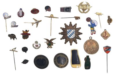 לוט 28 סמלים מהעולם, כולל סיכות, עיטורים צבאים, מדליונים וסיכות דש