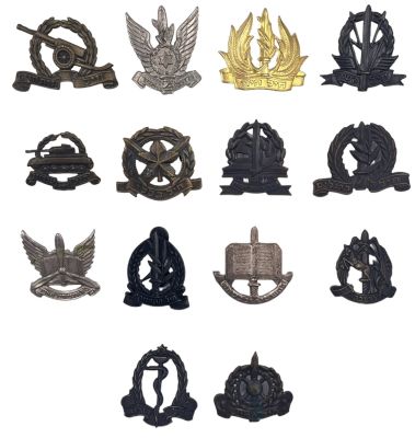 לוט 14 סמלי כובע שונים, רבים מגרסאות מוקדמות כולל: חיל כללי, חיל שריון, חיל חימוש, חיל הים, חיל 