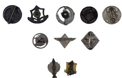 לוט 10 סיכות צה"ליות שונות. ביניהן מוקדמות ונדירות