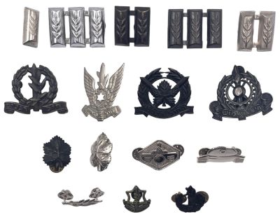 לוט 16 פריטים צה"ליים שונים, כולל: סיכות, דרגות וסמלי כובע