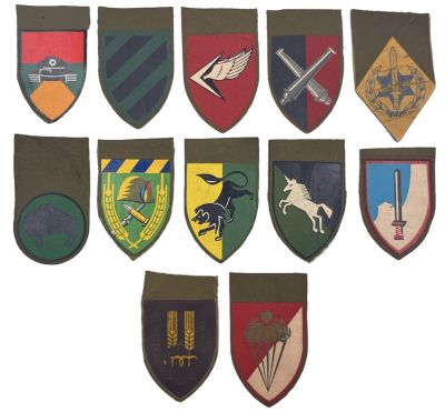 לוט 12 תגי כתף צה"ליים שונים שקוצרו, כולם מוקדמים ועשוים בד, כולל נדירים