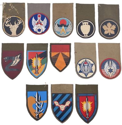 לוט 13 תגי כתף צה"ליים שונים שקוצרו, כולם מוקדמים ועשוים בד