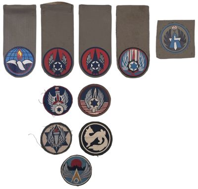 לוט 10 פריטים צה"ליים, כולל: 6 פאצ'ים שונים מוקדמים מבד, 4 תגי כתף ביניהם אחד מוקדם מבד