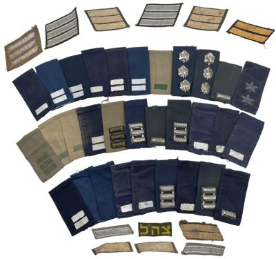 לוט ענק של דרגות, החל מטוראי ועד אלוף משנה. כולל כותפות קצינים עם דרגות מתכת ודרגות מודפסות 