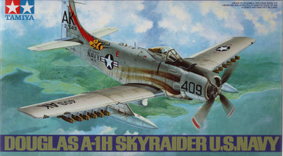 DOUGLAS A-1H - דגם גדול להרכבת מטוס קרב DOUGLAS A-1H, חברת TAMIYA, מודל 58, סגור