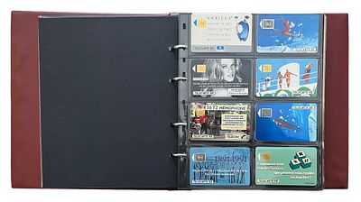 אוסף של כ-250 טלכרטים וכרטיסי חיוג מהעולם. מגיע מסודר באלבום עם דפים וחוצצים מתוצרת חברת 