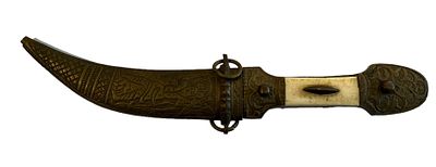 פגיון שרבייה קטנה, נדן מתפרק, משובץ, תקופה מוקדמת, אורך: 25 ס״מ