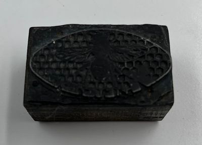 שבלונת דפוס של דבש אינגבר, שהיה פופולארי בישראל בשנות החמישים והשישים. השבלונה שימשה בית דפוס 