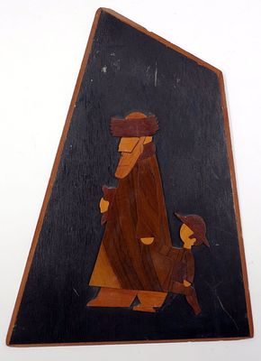 תבליט עץ זית על גבי לוח עץ, רב אוחז טלית וילד, חתום ישראל