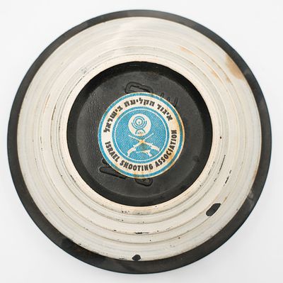 דיסקית חרס, ממותגת איגוד הקליעה בישראל, שנות השבעים. חולקה כמתנה לבאי אליפות ישראל