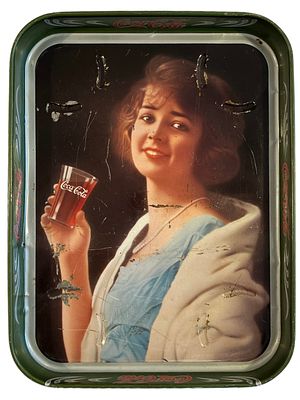 קוקה קולה - מגש פרסום רטרו מפח לקוקה קולה. על המגש דמות נערה שותה מכוס ממותגת קוקה קולה. מידות: 27 
