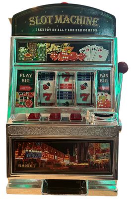 מכונת מזל Slot Machine, פריט דקורטיבי מושלם על כל מדף. המכונה עובדת ומשמיעה קולות ואורות, פגמים קלים