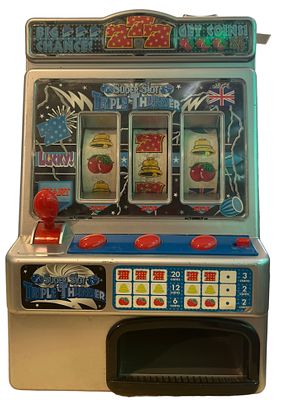 מכונת מזל Slot Machine, פריט דקורטיבי מושלם על כל מדף. מבדיקה שערכנו בבית המכירות עולה כי 