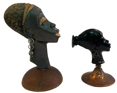 דייגי - לוט 2 פסלונים של צעירה אפריקאית, האחד מהם חתום דייגי (בסיס עץ) ואילו השני אינו חתום על 