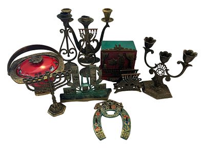 לוט 9 כלי ברונזה ישראליים: קופסא לאיחסון תפילין, כלי איחסון לסוכריות, זוג פמוטי שבת, חנוכיות 