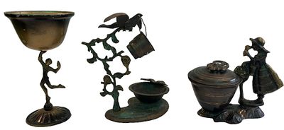 לוט 3 כלים עיצוביים עשויים ברונזה ונחושת, סצינות שונות, שניים מהם נושאים מדבקות מס קניה