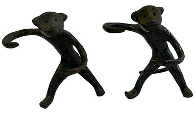 הקולי - צמד פיגורות של קופים, תוצרת הקולי, לא חתומים. גובה: 9 ס"מ