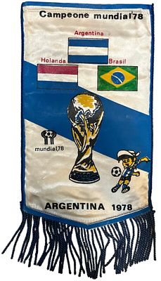 דגלון של גביע העולם בכדורגל 1978 בארגנטינה, המציג את גביע העולם ואת שלושת המקומות הראשונים של 