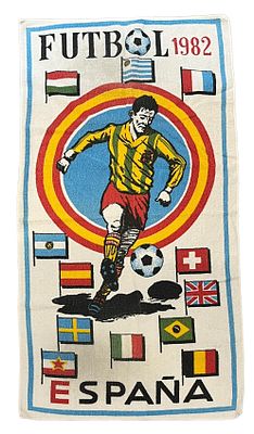 מונדיאל 82 - מגבת לציון אליפות העולם בכדורגל 1982 בספרד, על המגבת דגלי 12 נבחרות שהשתתפו באליפות. מי 