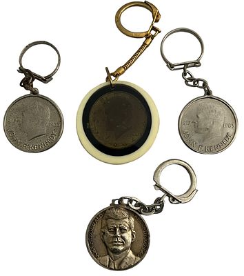 קנדי - לוט 4 מחזיקי מפתחות הנושאים את דיוקנו של ג'ון קנדי, נשיא ארה"ב, שנות השישים