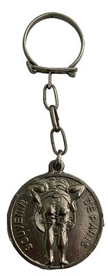 מחזיק מפתחות היתולי - המיתון שווה ל.... בצידו השני, דמות המציגה את ישבנה, שנות השישים