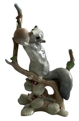 LAAADRO - פסלון פורצלן, איטליה, סנאי אוחז בבלוט, חתום LLADRO, שמור היטב. גובה: 23 ס"מ