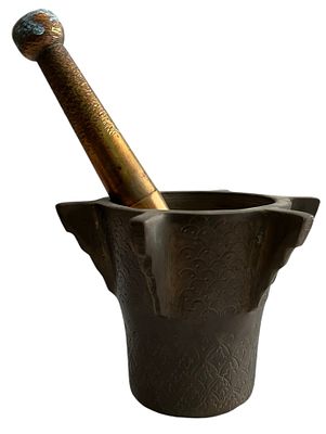 מכתש ועלי, תקופה מוקדמת, מרשים ויוצא דופן. עיטורי חריטה. העלי כולל עיצוב מרשים. גובה המכתש: 12 