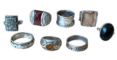 לוט 8 טבעות עשויות כסף, חלקן משובצות אבני חן, ייתכנו חוסרים. חתומות