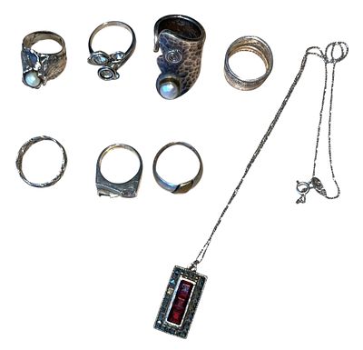 לוט 7 טבעות עשויות כסף וכן שרשרת, חלקן משובצות אבני חן, ייתכנו חוסרים. חתומות