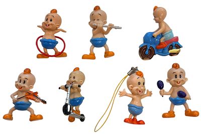 לוט 7 בובות קטנות בדמותו של התינוק של במבה. לוט 7 בובות של התינוק של במבה, בפוזיציות שונות