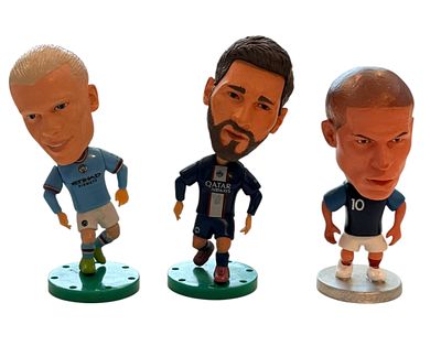 לוט 3 בובות תצוגה קטנות של שחקני כדורגל Messi Mbappe Halland. לוט 3 בובות תצוגה של שחקני הכדורגל 