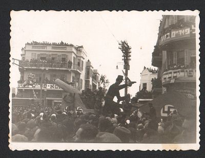 עדלאידע 1935, תל אביב, מיצג ענק של היטלר. תצלום של עדלאידע 1935 בתל אביב, המציגה בובת ענק של 