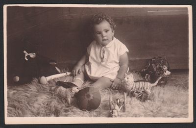 תצלום פעוט, צלם י. גליקסמן, 1932. תצלום של פעוט טברייני, 1932, חותמת בשלוש שפות - עברית, אנגלית 