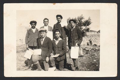 מוציאים לאור עיתון "אמירים", 1937. תצלום של המוציאים לאור של העיתון "אמירים" בעת ביקור בירושלים. 