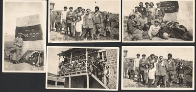 תל חי - תל חי, 1930. לוט 5 תצלומים של סיור כיתתי של תלמידי בית הספר מטולה בתל חי, תר"ץ, 1930