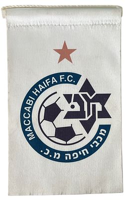 דגלון של מכבי חיפה, שימש את הקבוצה במסיבות עיתונאים במסגרת האירופית. שנת 2011. הוצב על גבי 
