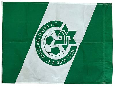 דגל של מכבי חיפה, אמצע שנות התשעים (ניתן לתארך על פי צבעי הלוגו - ירוק-ירוק). כולל הכנה למוט. 
