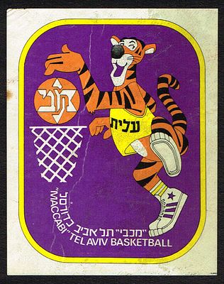 מדבקת קבוצת הכדורסל של מכבי תל-אביב, ראשית שנות השמונים. ללא דבק. מידות: 9.5 ס"מ * 5.5 ס"מ
