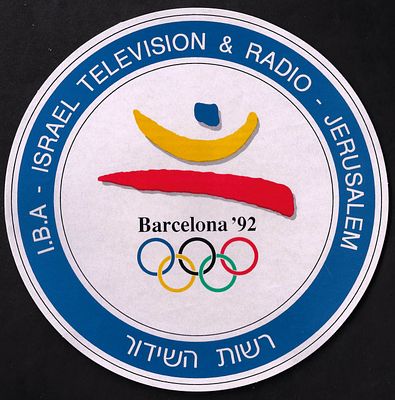 מדבקה של משלחת רשות השידור למשחקים האולימפיים בברצלונה 1992, שפות אנגלית ועברית, טלוויזיה ורדיו 