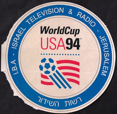 מדבקה של משלחת רשות השידור לגביע העולם 1994 בארה"ב, שפות אנגלית ועברית, טלוויזיה ורדיו, קוטר: 