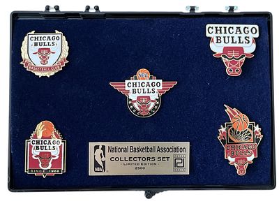 5 סיכות שיקגו בולס. מארז 5 סיכות של קבוצת שיקגו בולס, מהדורה ממוספרת - 2,500 יחידות, מוצר רשמי 