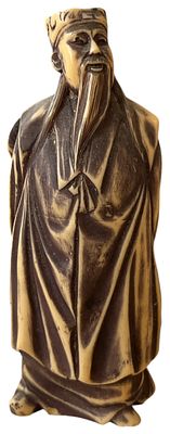 פסל דמות, המזרח הרחוק. פסל בדמות איש מהמזרח הרחוק הלובש גלימה וכובע, אוחז מניפה מאחורי גבו. גובה 