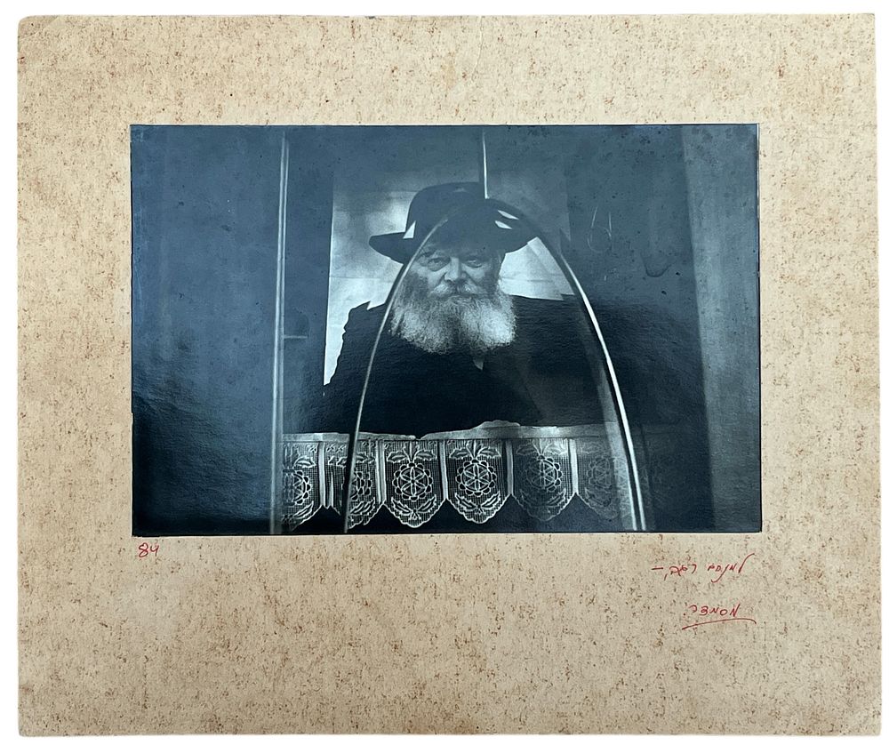 הרבי מלובביץ - הרבי מלובביץ, 1984. תצלום שחור לבן אומנותי של הרבי מלובביץ (מנחם מנדל שניאורסון) 