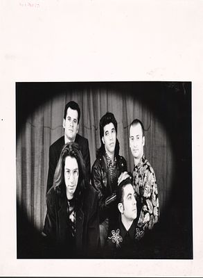 משינה - תצלום ענק של משינה, העמותה לחקר התמותה. תצלום ענק של להקת משינה במסגרת הפקת עטיפת התקליט 